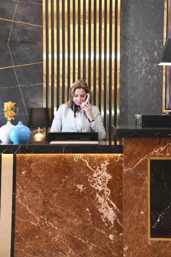 Tolip Gardens Hotel Kairo Exteriör bild A hotel receptionist