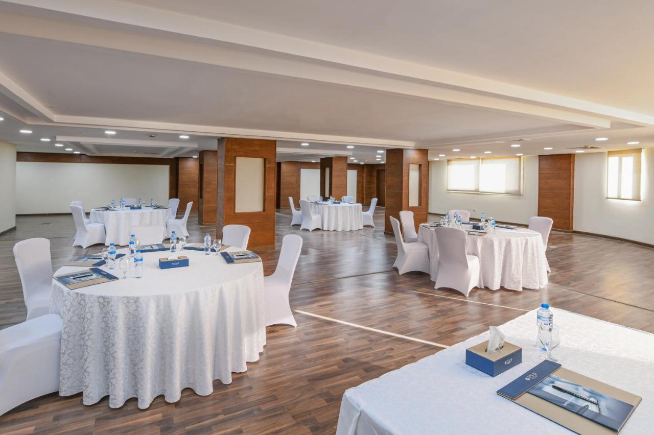 Tolip Gardens Hotel Kairo Exteriör bild Meeting room